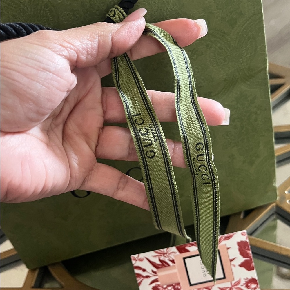 Gucci Beauty Olive Green Gift Bag with Ribbon - Picture 4 of 9